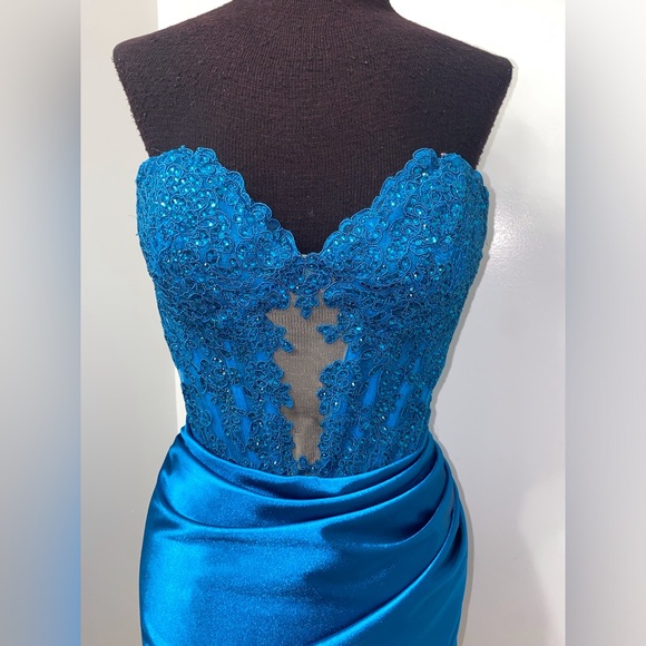 Strapless lace embellished corset fitted gown with keyhole - Picture 4 of 9